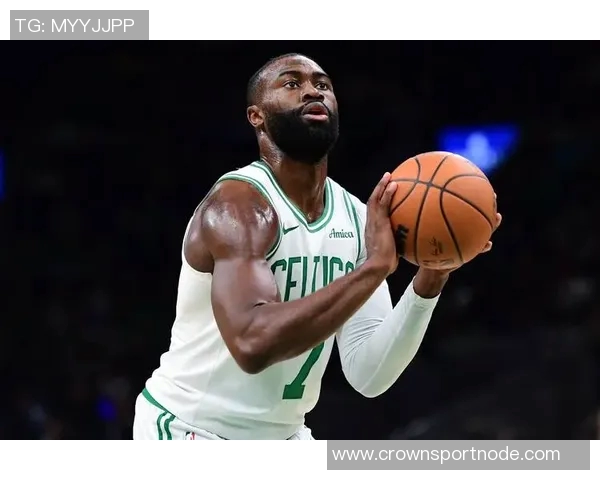 杰伦布朗次节火力全开狂砍18分半场14投9中斩获22分助攻与抢断表现出色